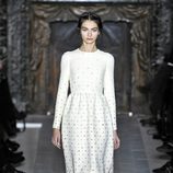 Vestido blanco con estampado floral de la colección primavera/verano 2013 de Valentino en la Semana de la Alta Costura de París
