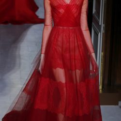 Vestido rojo de tul de la colección primavera/verano 2013 de Valentino en la Semana de la Alta Costura de París