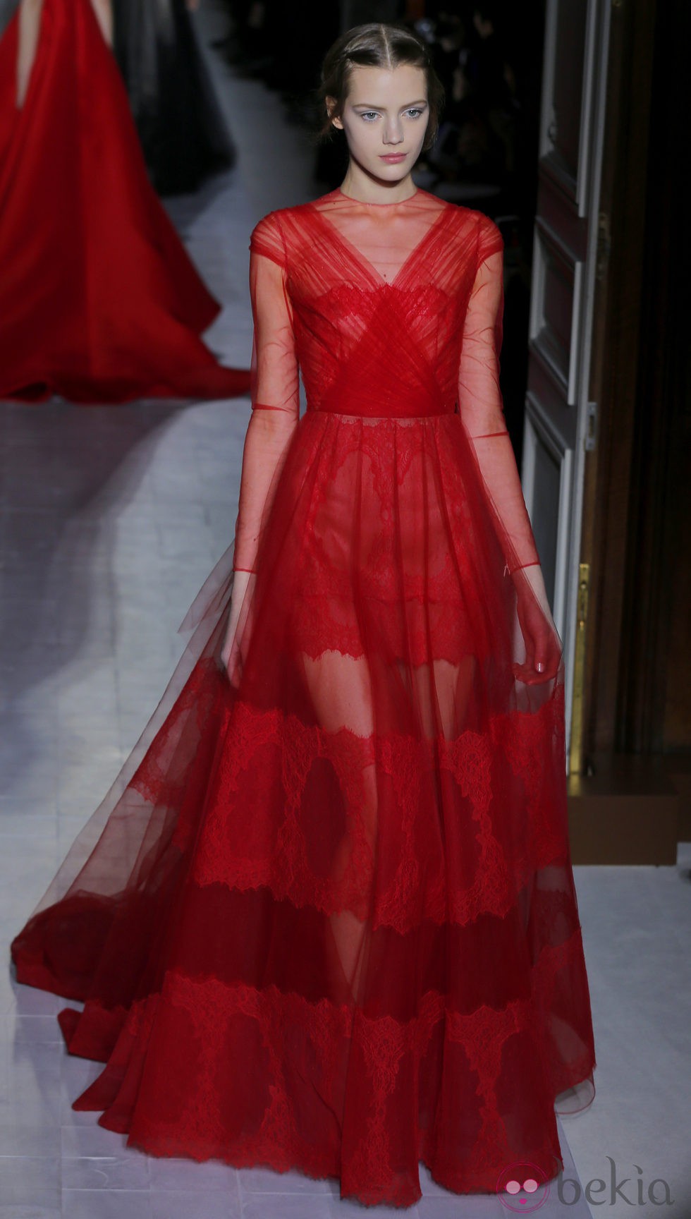 Vestido rojo de tul de la colección primavera/verano 2013 de Valentino en la Semana de la Alta Costura de París