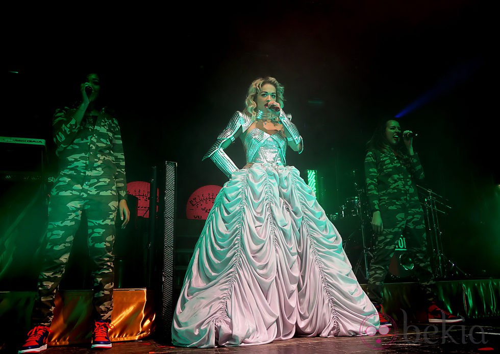 Rita Ora luciendo un vestido de Emilio Pucci en un concierto en Manchester