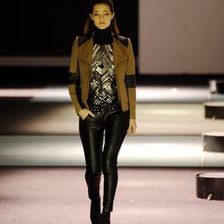 Malena Costa desfila con la colección otoño/invierno 2013/2014 de Javier Simorra en la 080 Barcelona Fashion