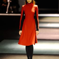 Abrigo rojo de la colección otoño/invierno 2013/2014 de Javier Simorra en la 080 Barcelona Fashion