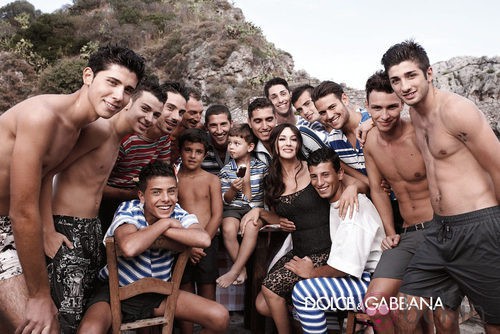 Monica Bellucci entre hombres en la colección masculina primavera/verano 2013 de Dolce & Gabbana