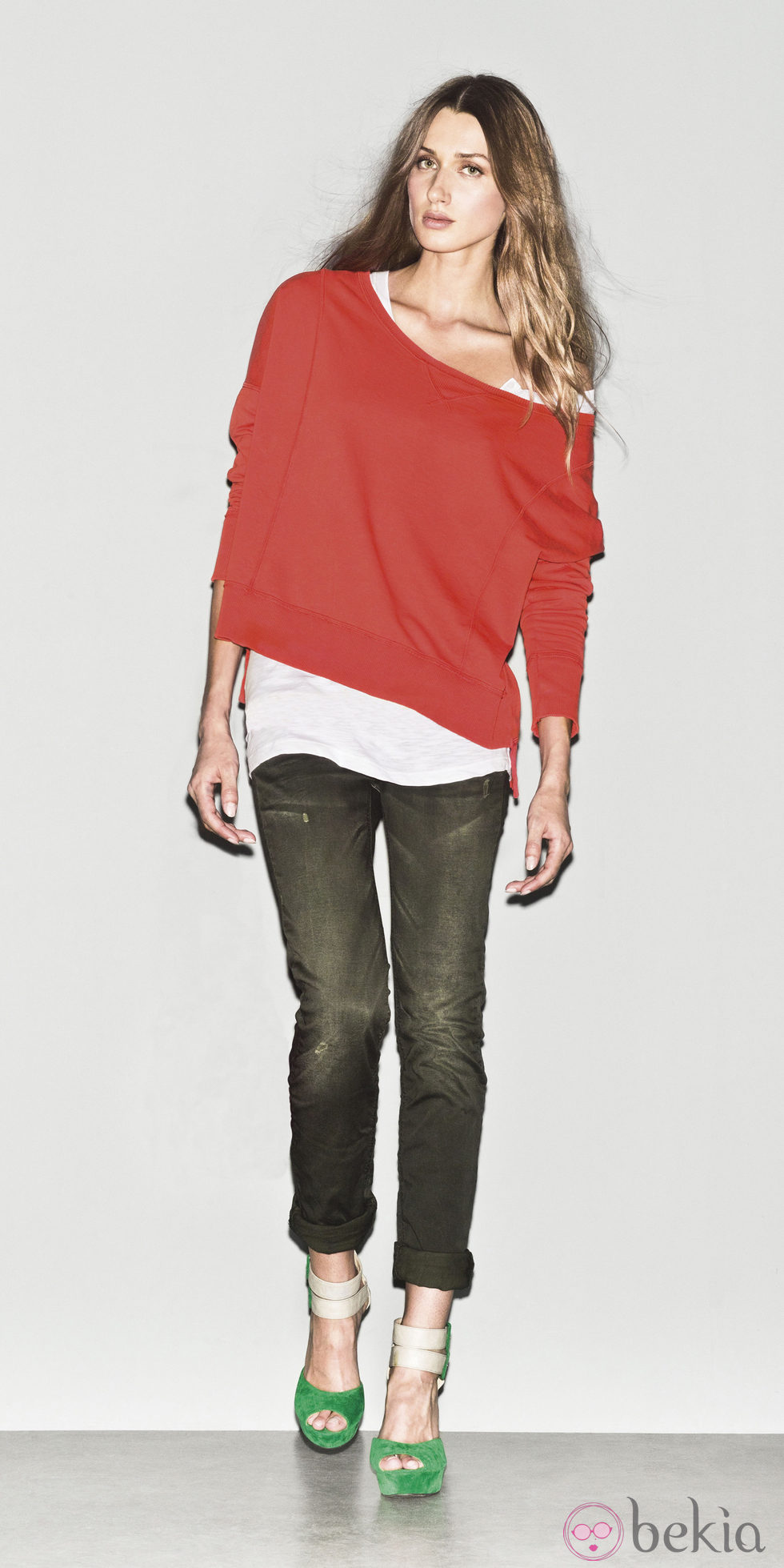Jersey rojo con jeans de la colección primavera/verano 2013 de Sisley