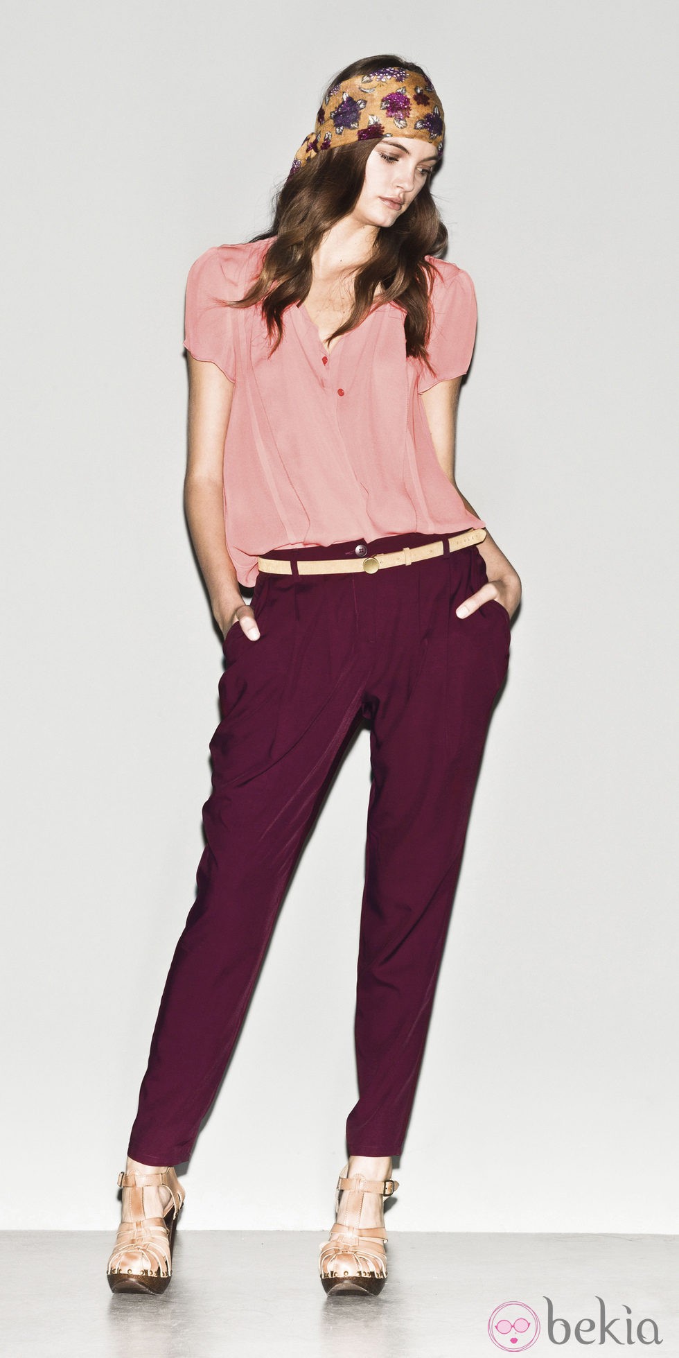 Camisa rosa y pantalón berenjena de la colección primavera/verano 2013 de Sisley