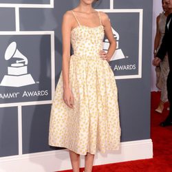 Alexa Chung con un vestido de Valentino Red en los Grammy 2013