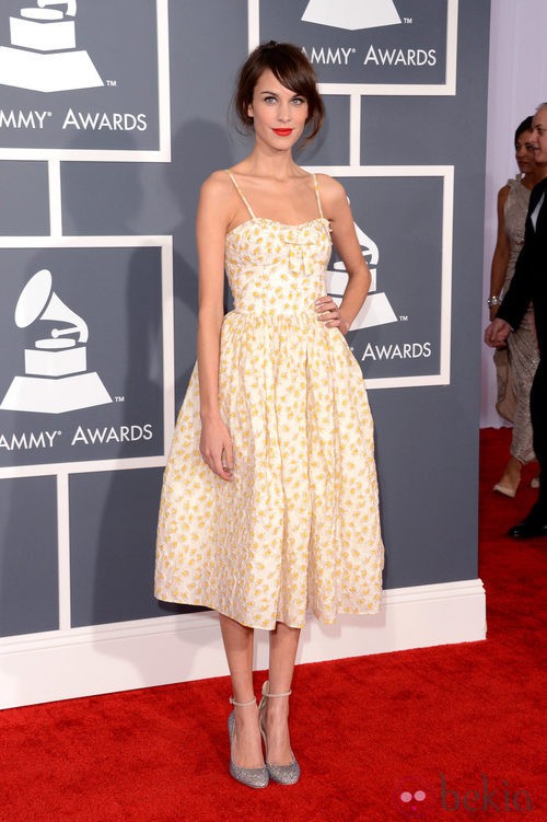 Alexa Chung con un vestido de Valentino Red en los Grammy 2013