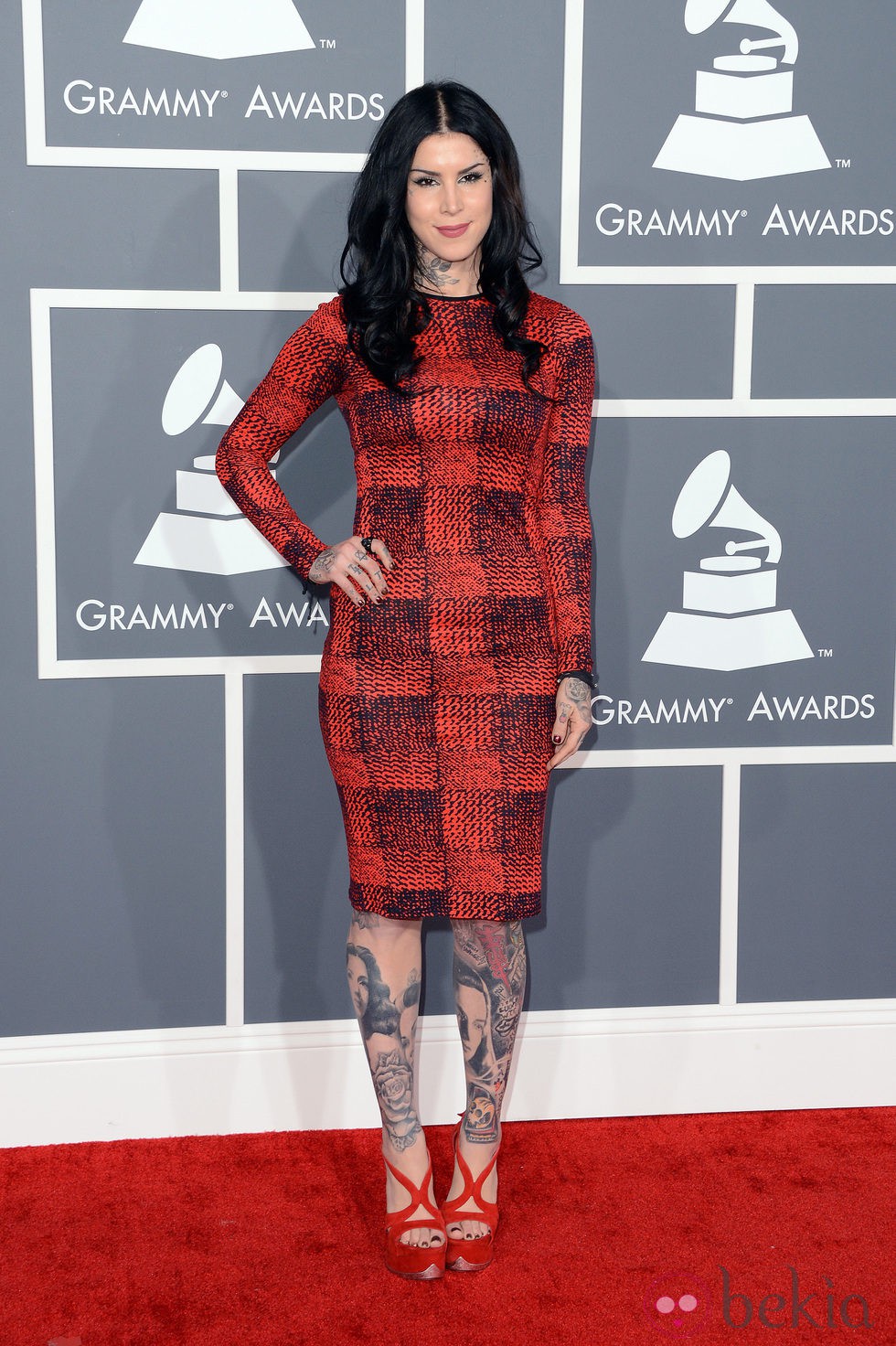 Kat Von D con un vestido de Derek Lam en los Grammy 2013