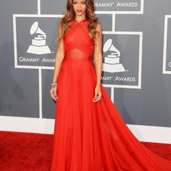 Rihanna con un vestido de rojo de Azzedine Alaia en los Grammy 2013