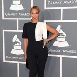 Beyoncé con un conjunto de Osman en los Grammy 2013