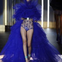 Tul azul eléctrico de la colección otoño/invierno 2013/2014 de Andrés Sardá en la Madrid Fashion Week