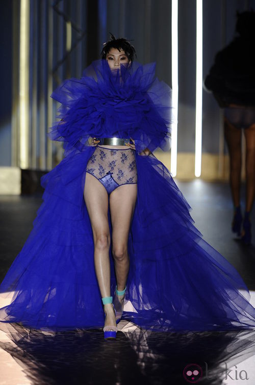 Tul azul eléctrico de la colección otoño/invierno 2013/2014 de Andrés Sardá en la Madrid Fashion Week