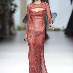 Vestido rojo brillante con transparencias de la colección otoño/invierno 2013/2014 de Francis Montesinos en la Madrid Fashion Week