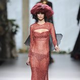 Vestido rojo brillante con transparencias de la colección otoño/invierno 2013/2014 de Francis Montesinos en la Madrid Fashion Week