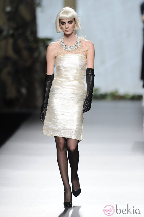 Vestido palabra de honor de la colección otoño/invierno 2013/2014 de Francis Montesinos en la Madrid Fashion Week
