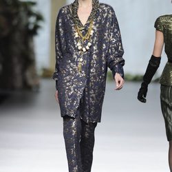 Traje en azul brillante de la colección otoño/invierno 2013/2014 de Francis Montesinos en Madrid Fashion Week