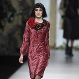 Vestido burdeos de manga larga de la colección otoño/invierno 2013/2014 de Francis Montesinos en Madrid Fashion Week