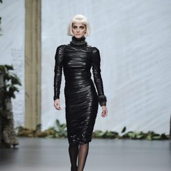 Vestido negro de cuero de la colección otoño/invierno 2013/2014 de Francis Montesinos en la Madrid Fashion Week