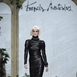 Vestido negro de cuero de la colección otoño/invierno 2013/2014 de Francis Montesinos en la Madrid Fashion Week