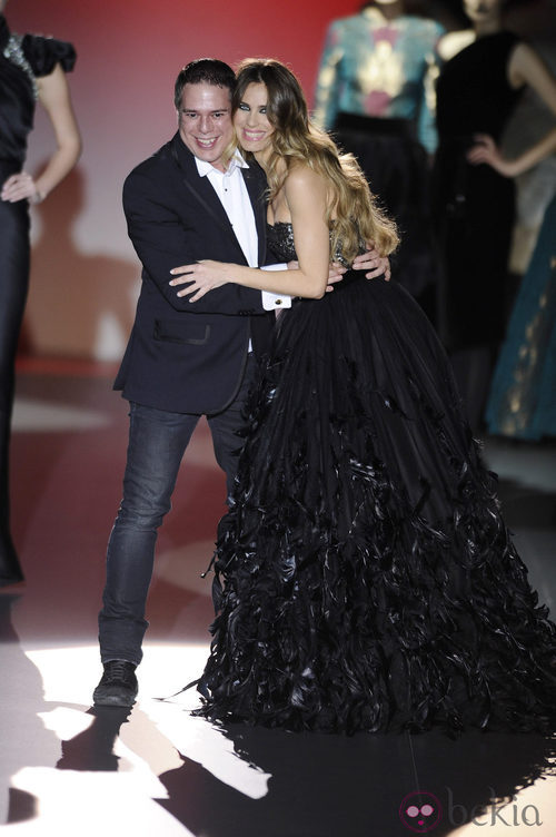 Hannibal Laguna con Vanesa Romero en su desfile de Madrid Fashion Week otoño/invierno 2013/2014