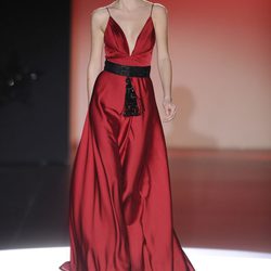 Vestido rojo de la colección otoño/invierno 2013/2014 de Hannibal Laguna en la Madrid Fashion Week