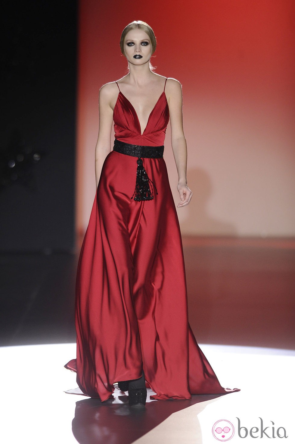 Vestido rojo de la colección otoño/invierno 2013/2014 de Hannibal Laguna en la Madrid Fashion Week