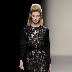 Vestido corto negro de la colección otoño/invierno 2013/2014 de Miguel Palacio en la Madrid Fashion Week