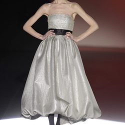 Vestido color plata palabra de honor de la colección otoño/invierno 2013/2014 de Hannibal Laguna en la Madrid Fashion Week