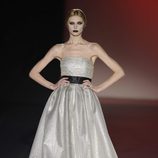 Vestido color plata palabra de honor de la colección otoño/invierno 2013/2014 de Hannibal Laguna en la Madrid Fashion Week