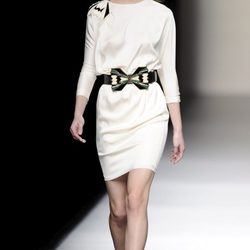Vestido blanco de la colección otoño/invierno 2013/2014 de Miguel Palacio en la Madrid Fashion Week