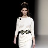 Vestido blanco de la colección otoño/invierno 2013/2014 de Miguel Palacio en la Madrid Fashion Week