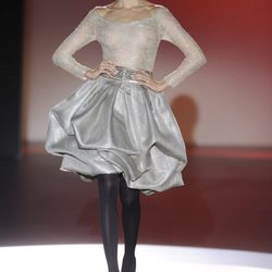 Vestido corto con transparencias para la colección otoño/invierno 2013/2014 de Hannibal Laguna en la Madrid Fashion Week