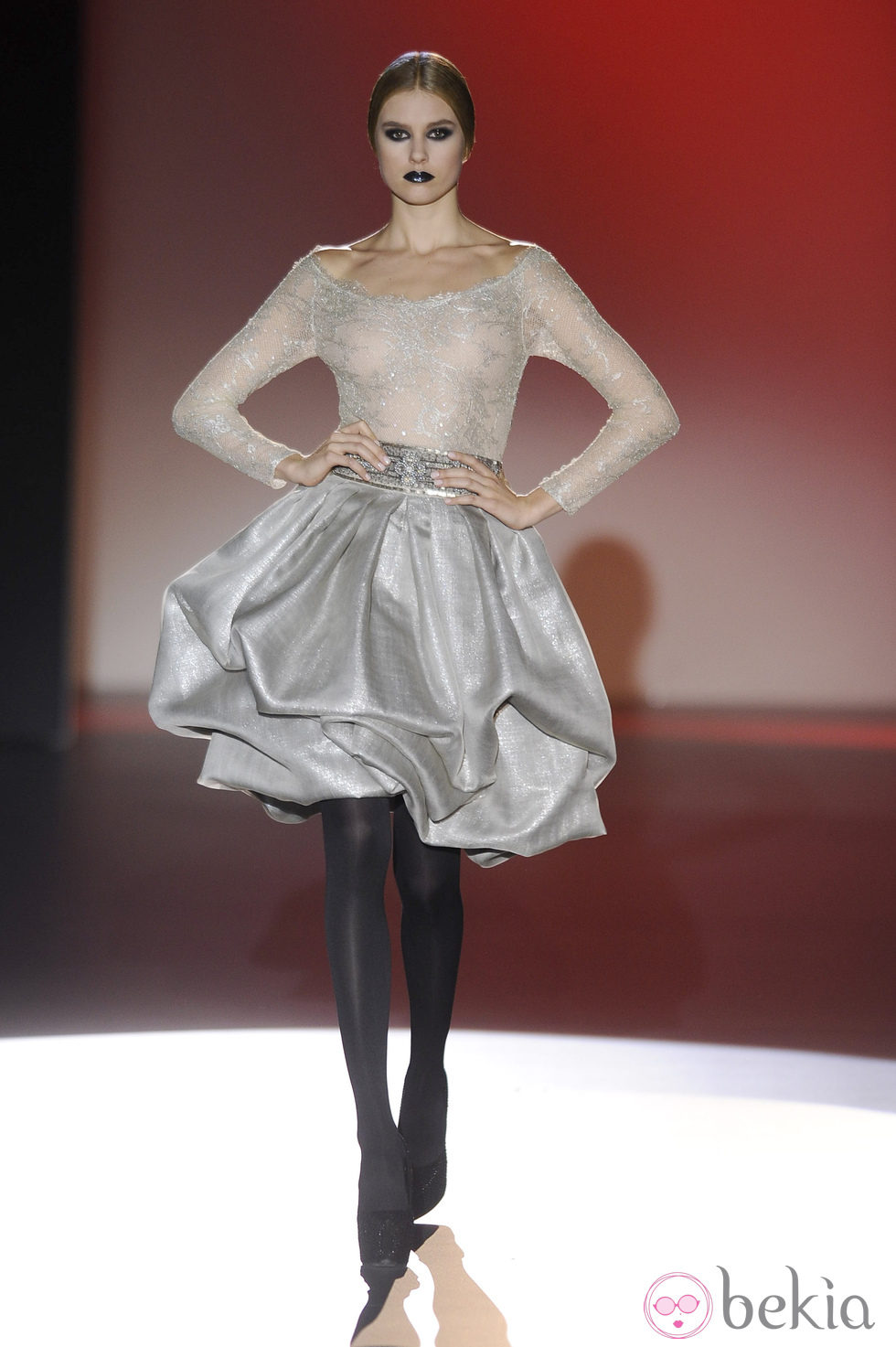 Vestido corto con transparencias para la colección otoño/invierno 2013/2014 de Hannibal Laguna en la Madrid Fashion Week