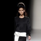 Vestido negro con detalle en blanco de la colección otoño/invierno 2013/2014 de Miguel Palacio en la Madrid Fashion Week