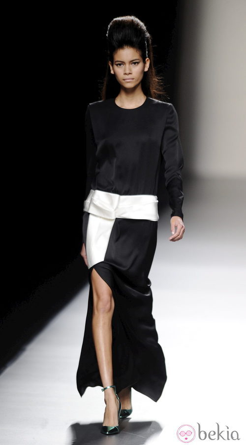 Vestido negro con detalle en blanco de la colección otoño/invierno 2013/2014 de Miguel Palacio en la Madrid Fashion Week