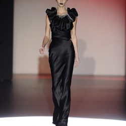 Vestido negro largo para la colección otoño/invierno 2013/2014 de Hannibal Laguna en la Madrid Fashion Week