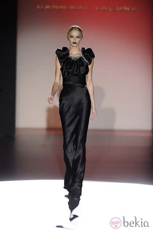 Vestido negro largo para la colección otoño/invierno 2013/2014 de Hannibal Laguna en la Madrid Fashion Week