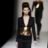 Combinación de negro y dorado de la colección otoño/invierno 2013/2014 de Miguel Palacio en la Madrid Fashion Week