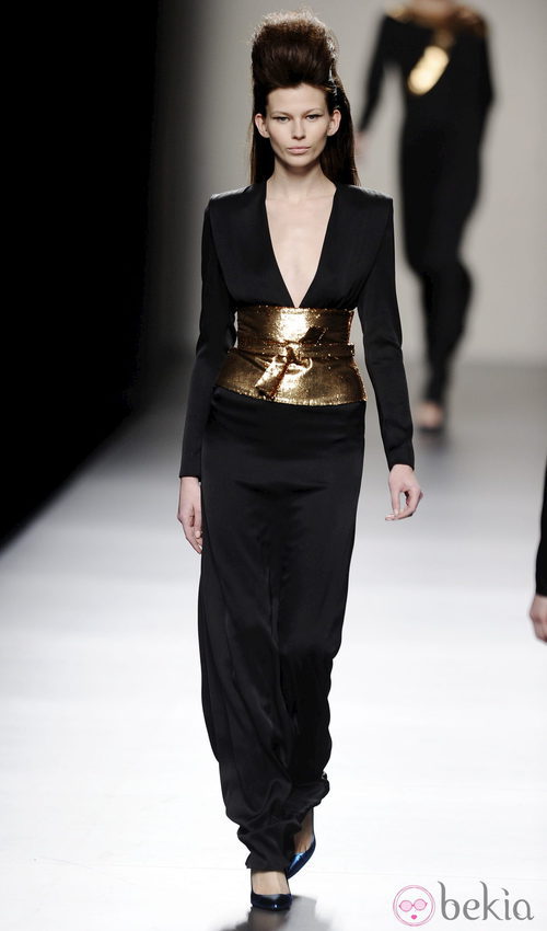 Combinación de negro y dorado de la colección otoño/invierno 2013/2014 de Miguel Palacio en la Madrid Fashion Week