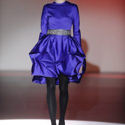 Vestido corto azul klein para la colección otoño/invierno 2013/2014 de Hannibal Laguna en la Madrid Fashion Week