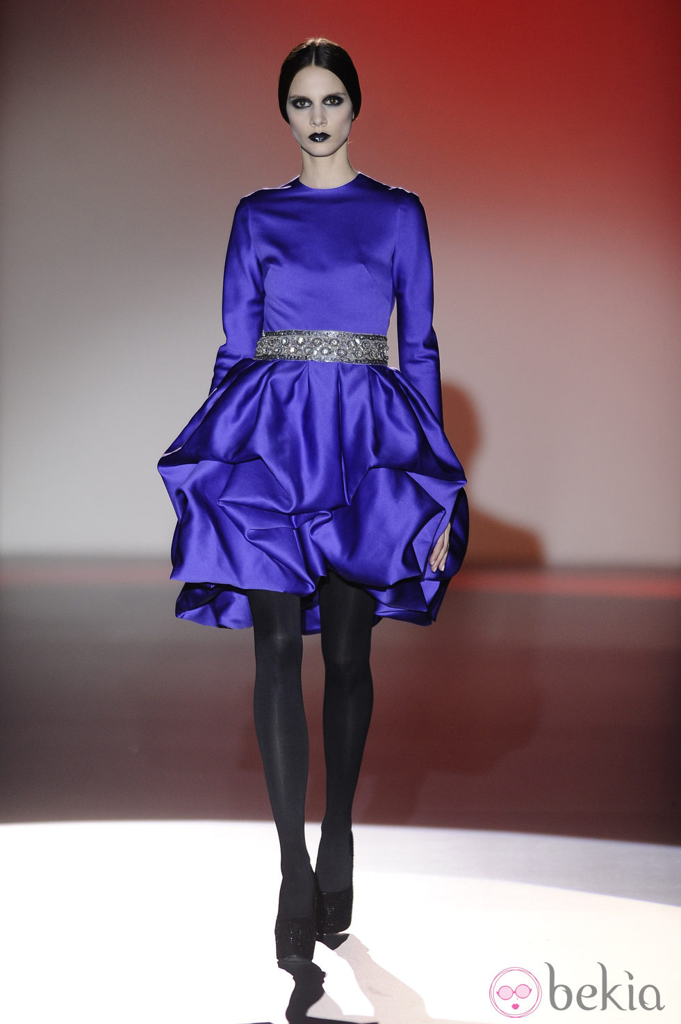 Vestido corto azul klein para la colección otoño/invierno 2013/2014 de Hannibal Laguna en la Madrid Fashion Week