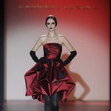 Vestido palabra de honor rojo para la colección otoño/invierno 2013/2014 de Hannibal Laguna en la Madrid Fashion Week