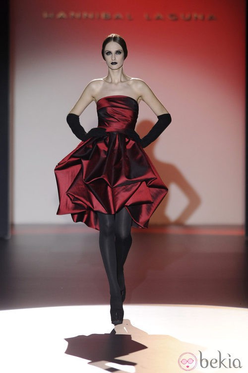 Vestido palabra de honor rojo para la colección otoño/invierno 2013/2014 de Hannibal Laguna en la Madrid Fashion Week