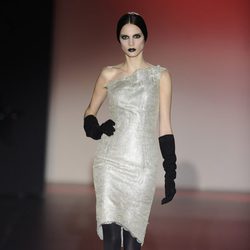 Vestido de color gris perla con guantes para la colección otoño/invierno 2013/2014 de Hannibal Laguna en la Madrid Fashion Week