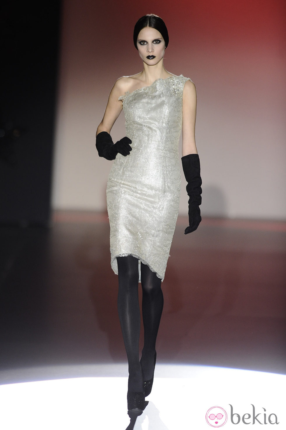 Vestido de color gris perla con guantes para la colección otoño/invierno 2013/2014 de Hannibal Laguna en la Madrid Fashion Week