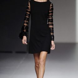 Vestido negro de la colección otoño/invierno 2013/2014 de Teresa Helbig en Madrid Fashion Week