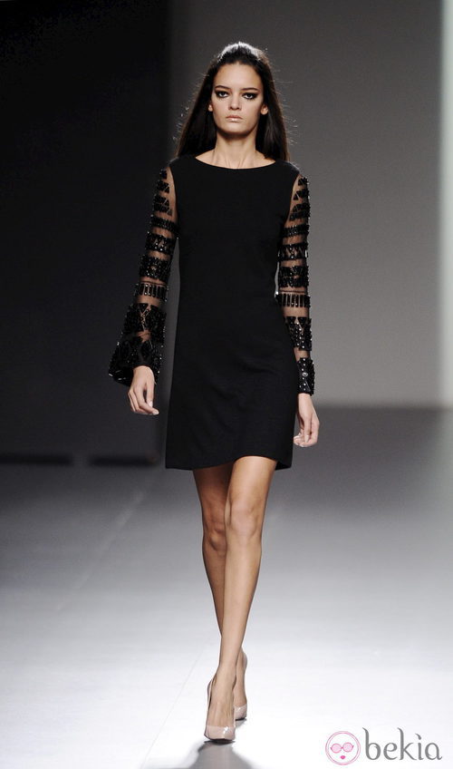 Vestido negro de la colección otoño/invierno 2013/2014 de Teresa Helbig en Madrid Fashion Week