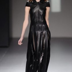 Vestido negro de cuero de la colección otoño/invierno 2013/2014 de Teresa Helbig en Madrid Fashion Week
