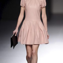 Vestido rosa de cuero de la colección otoño/invierno 2013/2014 de Teresa Helbig en Madrid Fashion Week