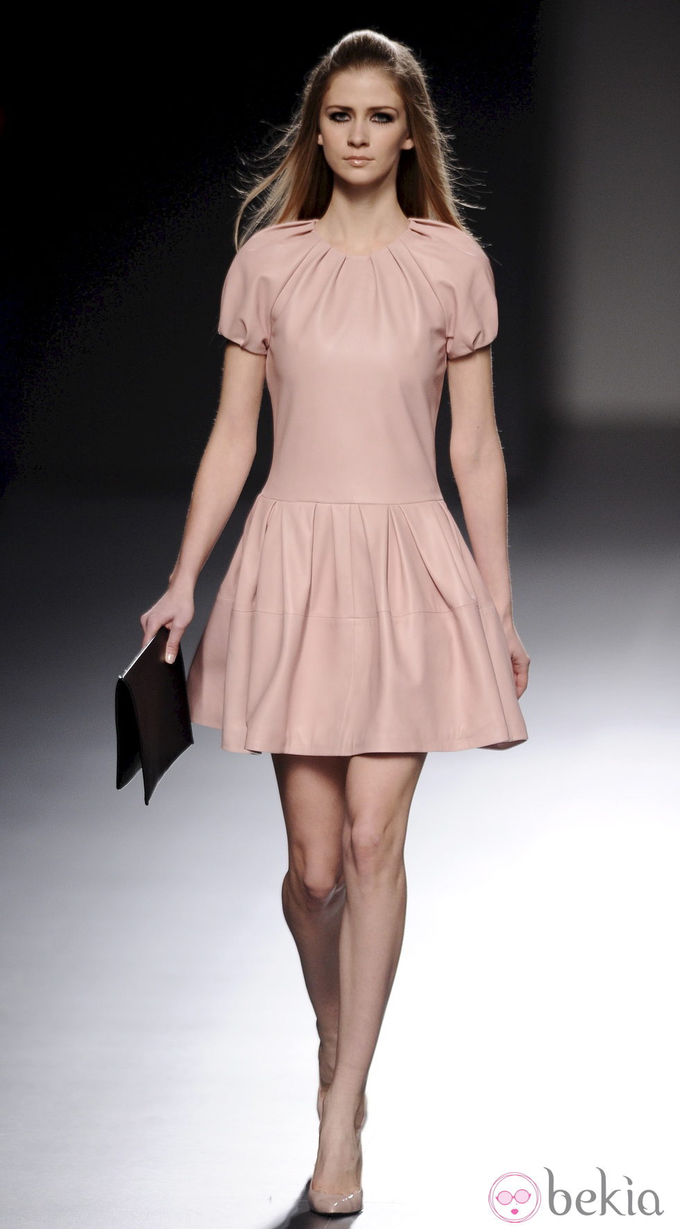 Vestido rosa de cuero de la colección otoño/invierno 2013/2014 de Teresa Helbig en Madrid Fashion Week
